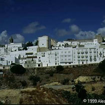 296.23 Vejer de la Frontera. Il colore dominante e' il bianco, sia per gli edifici antichi che per quelli moderni. © 1999 Alessandro Tintori