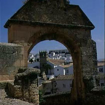 295.10 Ronda. Vista della città attraverso la Porta di Ferdinando V. © 1999 Alessandro Tintori