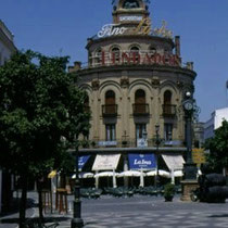 292.28 Il caratteristico palazzo con le insegne di Fundador, nella zona pedonale di Jerez. © 1999 Alessandro Tintori