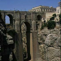 295.21 Ronda. Il Puente Nuevo supera la gola formata dal fiume Tajo, profonda quasi 100 metri. © 1999 Alessandro Tintori