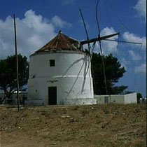 296.22 Vejer de la Frontera. Nella zona più alta del villaggio si ergevano fino a poco tempo fa una serie di mulini a vento, di cui rimangono solo le rovine. © 1999 Alessandro Tintori