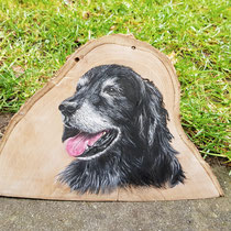 Ons overleden hondje Boef geschilderd op een schijf hout
