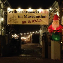 Der Eingang zum Trewwerer Weihnachtsmarkt 2012 im Museumshof