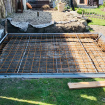 Gewächshausfundament aus Beton mit integrierten Stahlgittern und Rahmen, idela für den Aufbau eines viktorianischen Gewächshauses mit hoher Stabilität und Langlebigkeit.