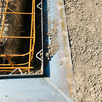 Tragfähiges Fundament mit Stahlgitter und Metallrahmen für ein viktorianisches Gewächshaus, solide Basis für Glas- und Stahlkonstruktionen im Garten.