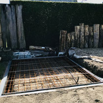 Fundament für viktorianisches Gewächshaus mit stabilem Stahlgittern und Rahmenkonstruktion, vorbereitet für Glasaufbau und langlebige Gartenarchitektur.