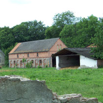 Blick auf das alte Gutsinspektorenhaus links und Stall. Dahinter befand sich das Wohnhaus der Familie Neinaß. Foto Juni 2014: Wojciech Janda