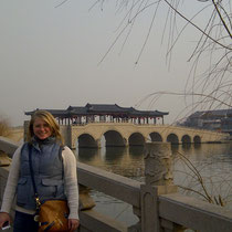 vor einer Brücke