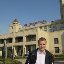 Keks vor dem Hotel