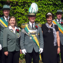 2010 - Schützenkönig Wolfgang Hinrichs mit Frau Susanne und Kronprinz Marco Porsch mit Katrin Baak-Mirow