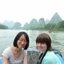Mit Sarah, einer deutsch-englisch-stämmigen Freiwilligen auf dem Lijiang-Fluss
