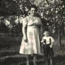 To ja z mamą na tle ogrodu sąsiada Rafy