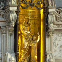 La statue de ste-Anne avec dans le socle la relique de la 1ère statue brûlée pendant la révolution