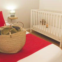 Chambre 2 personnes + 1 lit bébé @lecorbeau-photo.com