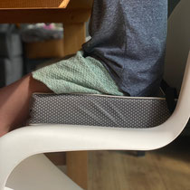 Sitzerhöhung auf Stuhl mit Kind