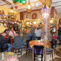 in een sfeervol restaurant