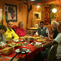 Eten in de eetkamer bij Renate en Paul
