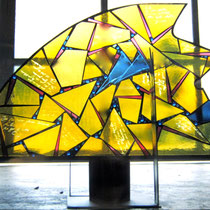 Das ist "Trudi", den Kopf voller Licht und verrückter Gedanken. Was man auf dem Foto nicht sieht, sind die eingravierten Gedichte und Sprüche.