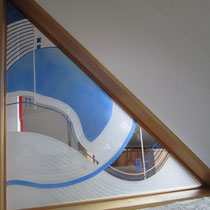 Auftragsarbeit mit verschieden tief gesandstrahltem Dekor und mit Kreidefarben nachcolorierten Flächen.