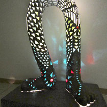 Die Lichtfüße - freistehende, von innen beleuchtete Skulptur in der Tiffany-Technik.