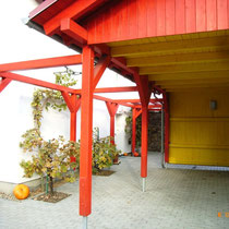 farbenfroher Carport mit Laubengang
