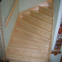 Wangenattrappe und Wandhandläufe komplettieren die Treppe