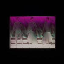 Racer Malevich in transitie — 3D-print reliëf met variabele ledverlichting: het reliëf van de drie figuren wordt verlicht in roze en groene tinten.