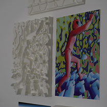 Racer Malevich als badgast — 3D-print reliëf van het ontwerp: een wit reliëf toont de Racer Malevich-figuur die zich tussen organische, vloeibare vormen beweegt, naast een print van het 3D-ontwerp.