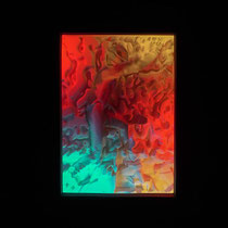 Racer Malevich als badgast — 3D-print reliëf met variabele ledverlichting: het reliëf van de figuur tussen de vloeiende vormen wordt verlicht in rood en turkoois.