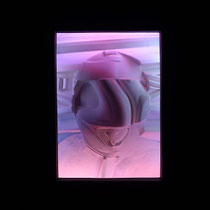 Racer Malevich frontaal — 3D-print reliëf met variabele ledverlichting: het reliëf van de motorhelm wordt verlicht in roze en paarse tinten waardoor de vormen optisch veranderen.