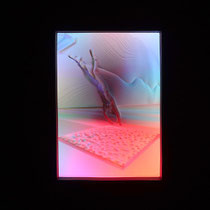 Racer Malevich duikt — 3D-print reliëf met variabele ledverlichting: het reliëf verandert van kleur naar roze, blauw en rood door wisselende verlichting.