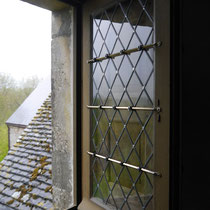 Fenêtre à vitraux losangés en verre ancien