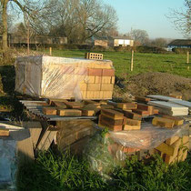 Les matériaux stockés à l'extérieur de la maison d'hôtes du blockhaus de domleger