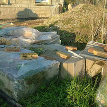 Les matériaux stockés à l'extérieur de la maison d'hôtes du blockhaus de domleger