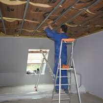 L'isolation du plafond de la chambre Parme du blockhaus de domleger