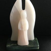 rosa Engel mit dunkelgrünem Sockel, H 18 cm, B 11.5 cm, T 4 cm. 694 gr.   45 Fr.