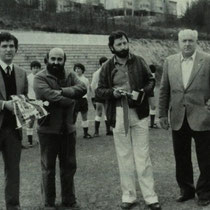 Ángel María Villar, junto al presidente de la Federación Guipuzcoana, Pablo Gorostiaga, alcalde de Llodio y José María Urquijo, antes del inicio del partido entre las selecciones infantiles de Vizcaya y Guipúzcoa jugado en Ellakuri en abril de 1982.