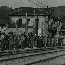 La afición del Villosa espera impaciente la llegada del tren a la estación de Llodio para partir hacia Barakaldo. Febrero de 1967.