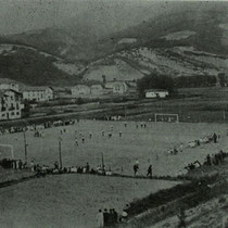 Primer partido en el campo de fútbol de Maderas, entre viejas glorias y jóvenes.
