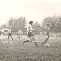 Partido correspondiente a la temporada 1971-72 entre el Villosa y la Ponferradina disputado en Altzarrate, con Dueñas en primer plano.