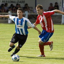 Iosu Etxebarria pugna con Indiano, en un amistoso de pretemporada de 2010 entre el Alavés y el Laudio.