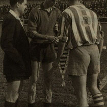 Intercambio de banderines entre los capitanes del Villosa y el Baracaldo, en la temporada 1957-58.