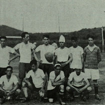 Equipo de jóvenes que inauguró el campo de Maderas en 1927.