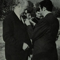 Entrega de la insignia de oro y brillantes a don José María Urquijo Larrea en los prolegómenos del Villosa-Mirandés, por sus constantes servicios y entrega al Villosa. 