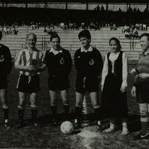 Partido entre las viejas glorias del Athletic y el Racing de Santander, jugado en Ellakuri en mayo de 1988. En la imagen, Urizar Azpitarte como árbitro y un joven Iturralde González como asistente.