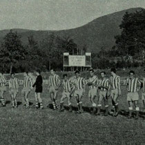 Los jugadores del Villosa y el Alavés forman antes de un amistoso de pretemporada en Altzarrate. Agosto de 1966.