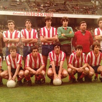 Alineación del Llodio Juvenil en San Mamés, antes de la disputa de la final contra el Larramendi que daba el ascenso a categoría nacional.