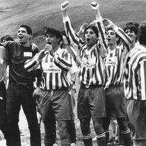 Celebración sobre el campo del ascenso a Preferente, en la temporada 1992-93, con unos jóvenes Kali Garrido y Eguiluz al frente.