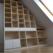 Dachschrägenschrank aus Massivholz und Dekorspan 