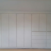 Schlichte weiße Einbauschränke mit Push-to-open-Fronten 
